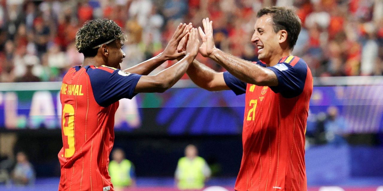 Jogadores da Espanha comemoram gol contra a Arábia Saudita