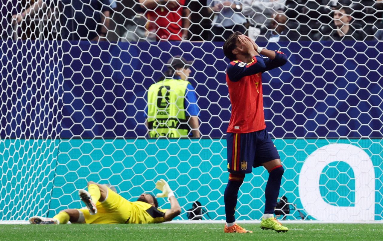 Fernan Torres lamenta diante do goleiro Vozinha