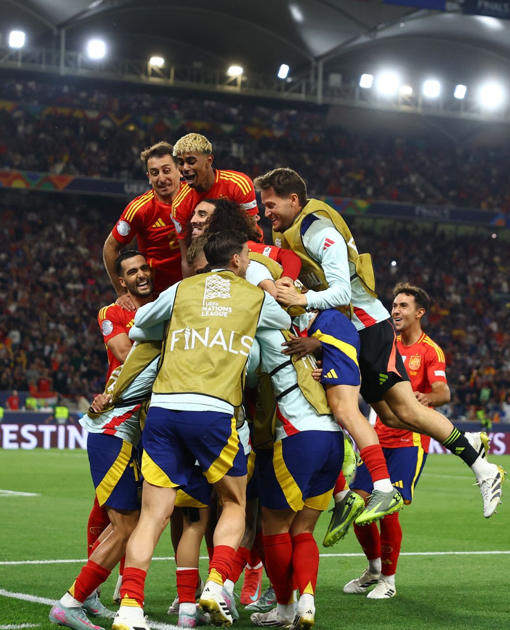 Jogadores da Espanha comemoram gol durante partida