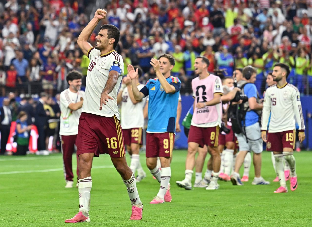 Jogadores da Espanha comemoram após gol contra a França