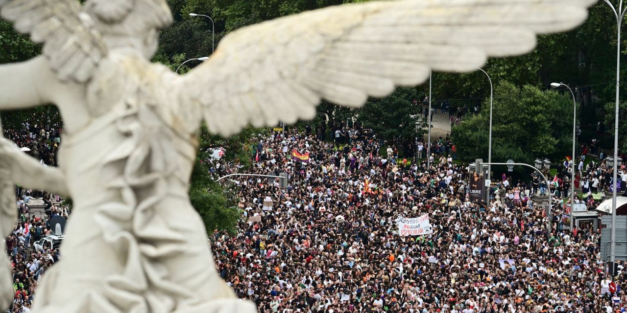 manifestantes em protesto por moradia na Espanha