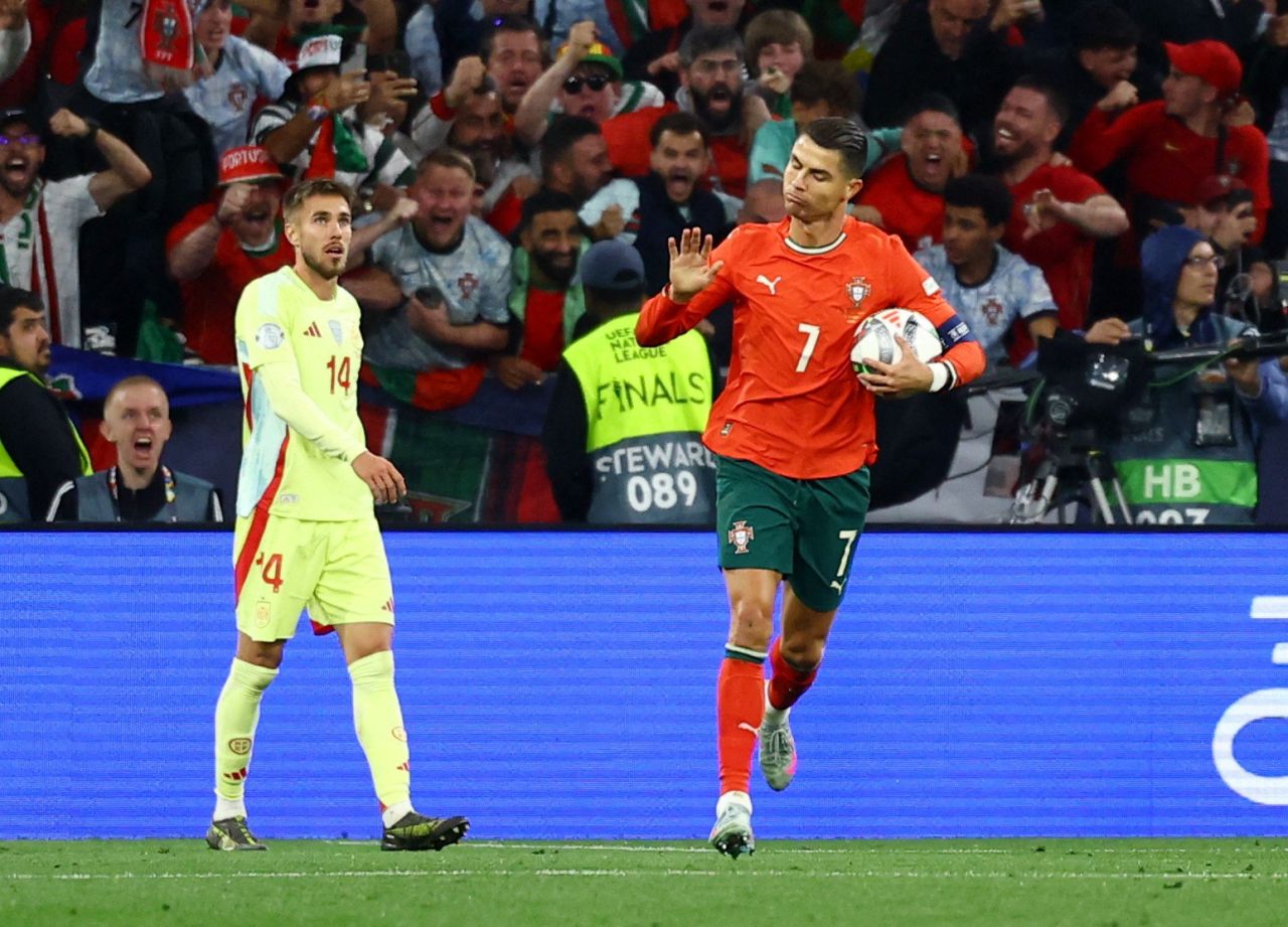 Jogadores de Espanha e Portugal disputam bola em campo