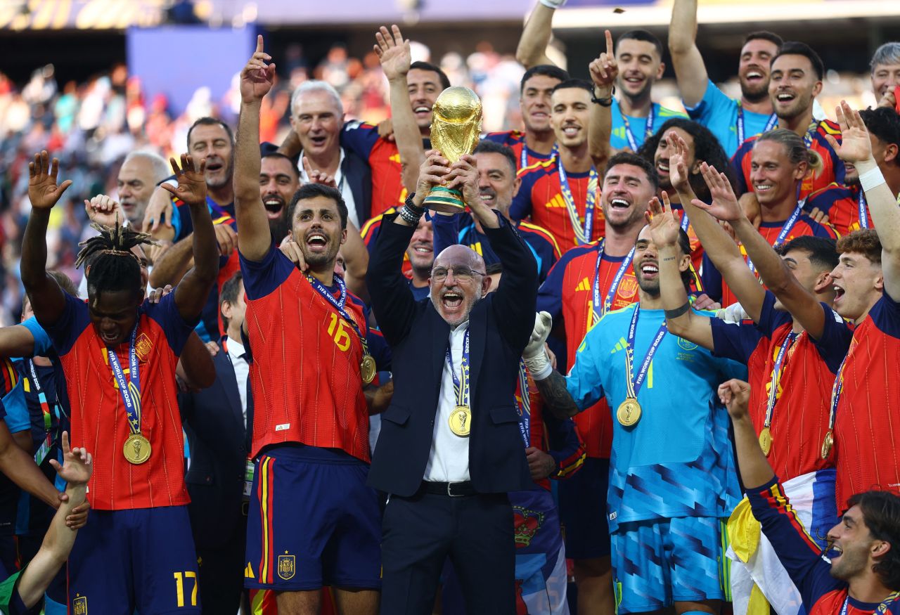 Luis de la Fuente levantando a taça da Copa do Mundo