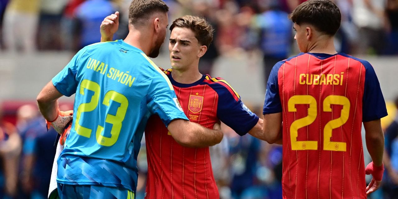 Jogadores de Espanha e Portugal em ação no campo