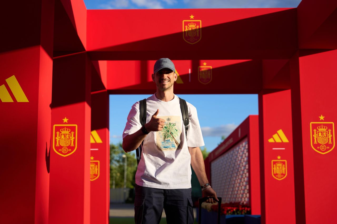 Fabián Ruiz, Zubimendi e Raya durante treino da seleção espanhola