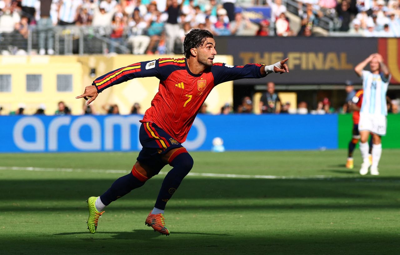 Ferran Torres comemora gol na prorrogação contra a Argentina