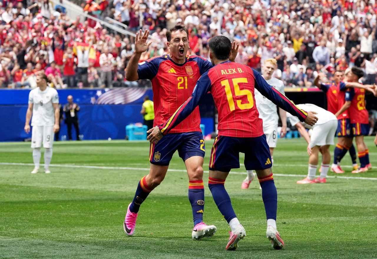 Oyarzabal comemora gol da Espanha contra Áustria
