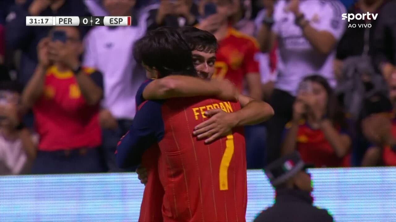 Jogadores da seleção espanhola comemoram gol contra o Peru em Puebla