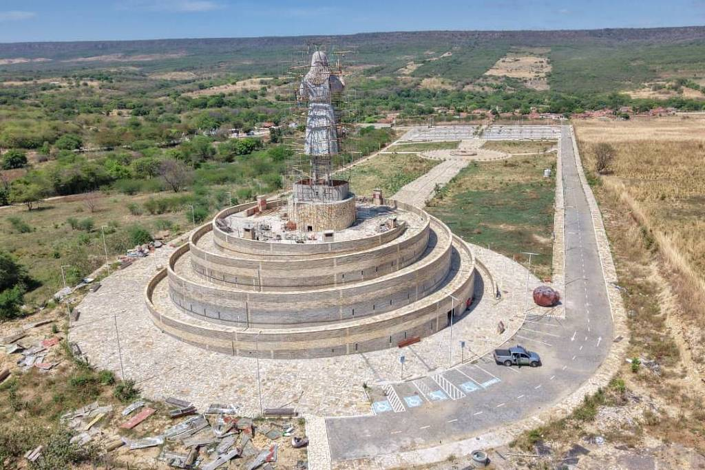 Estátua de 26 metros da menina Benigna