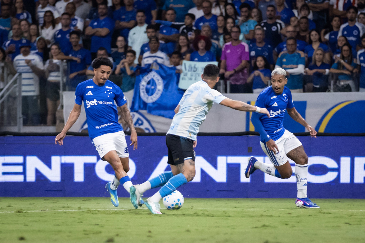 Jogadores do Grêmio em campo no Mineirão contra o Cruzeiro