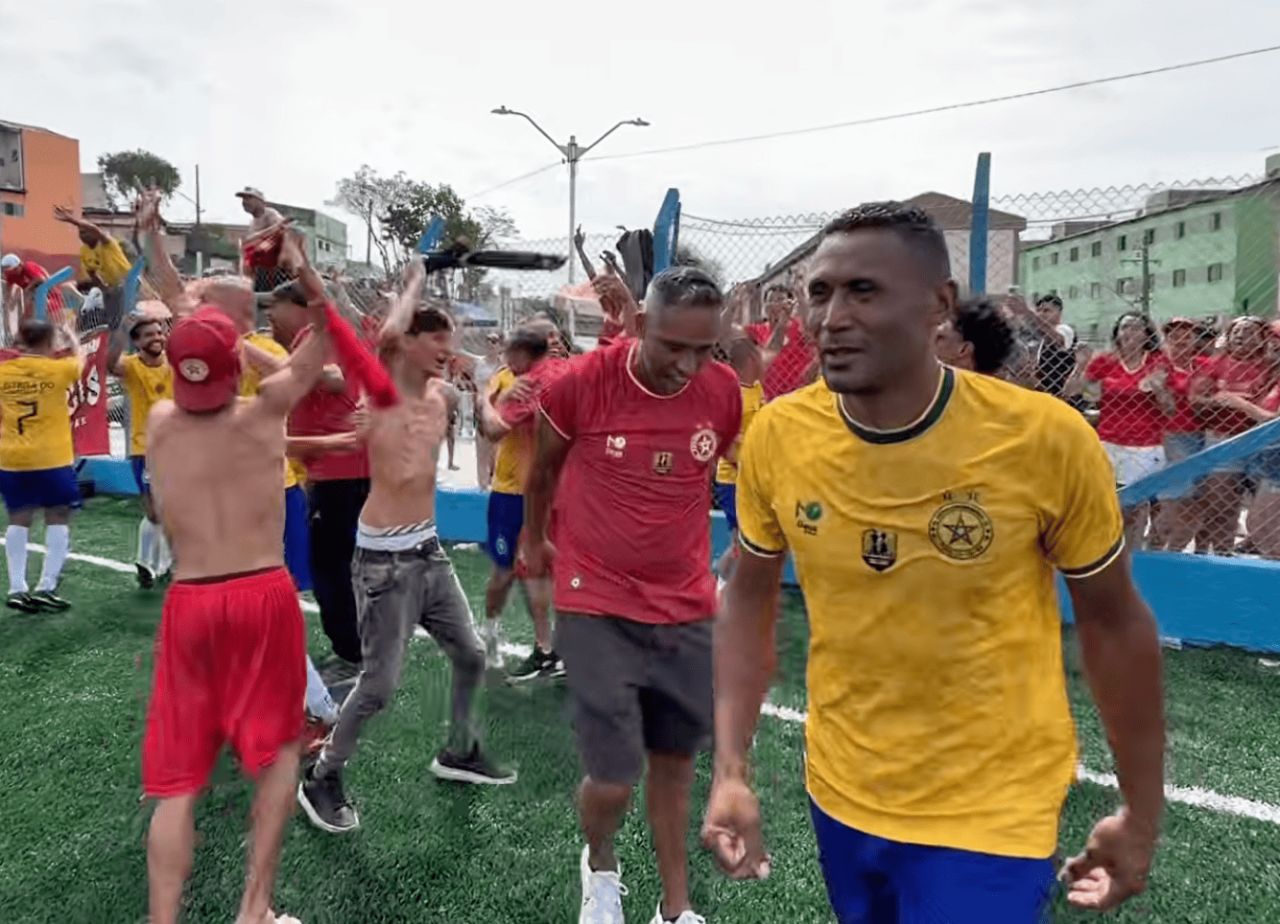 Jogadores do Estrela do Suíço comemorando o título da Liga de São Bernardo do Campo