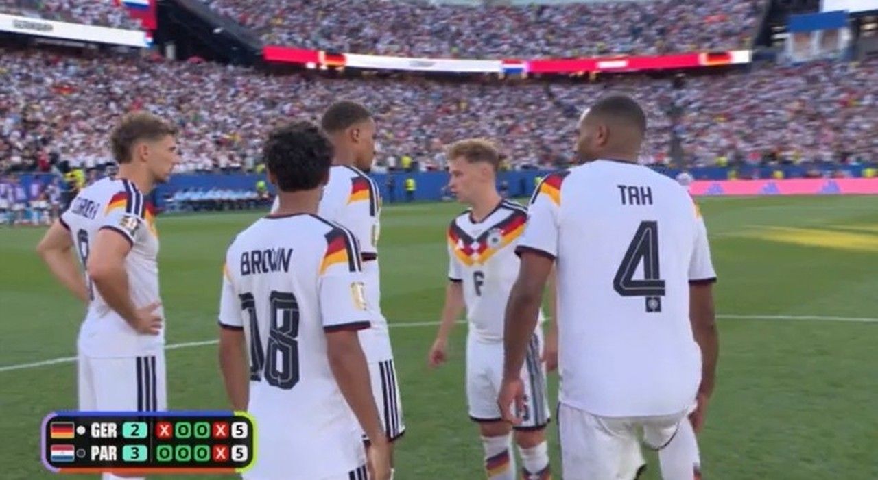 Kimmich conversa com jogadores antes das cobranças de pênalti