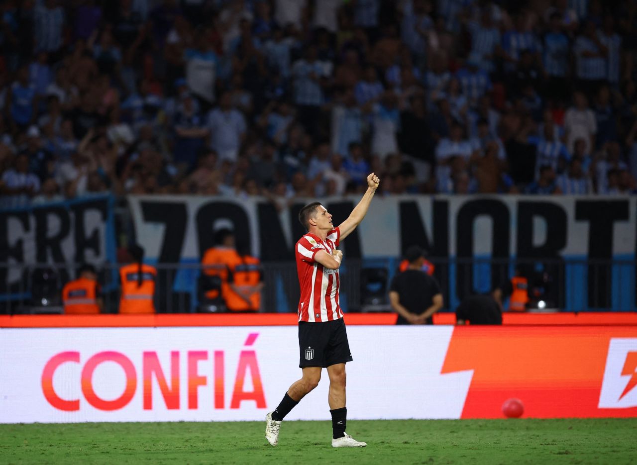 Gabriel Neves com o braço engessado após jogo