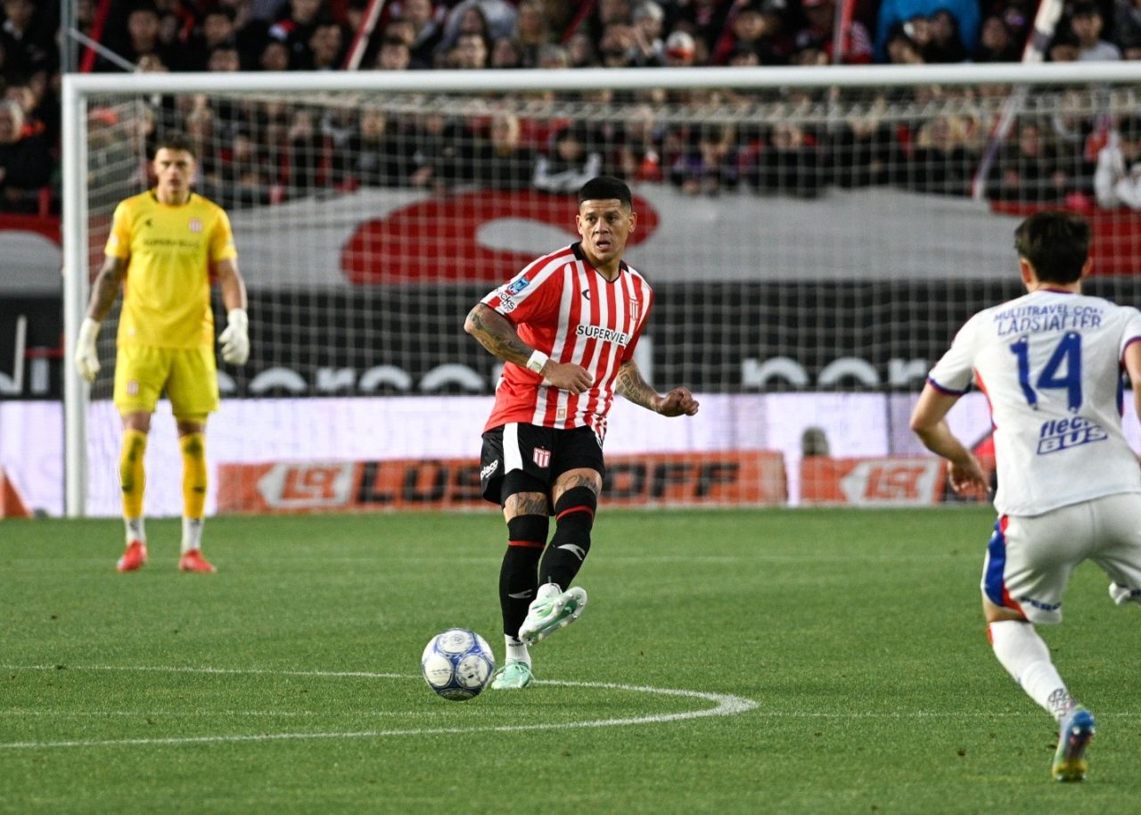 Time reserva do Estudiantes em campo contra San Lorenzo
