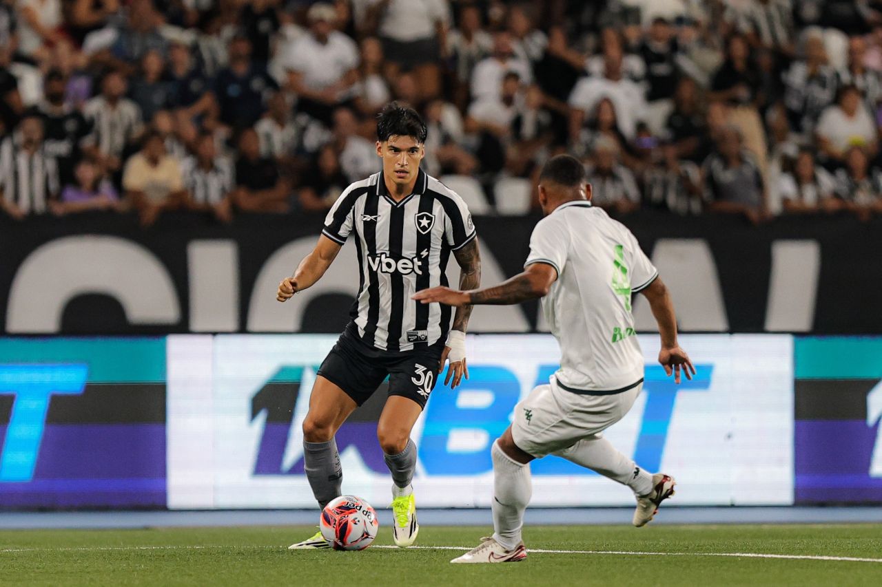 Joaquín Correa em jogo pelo Botafogo