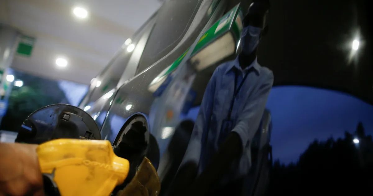 Bomba de etanol e gasolina em posto de combustíveis