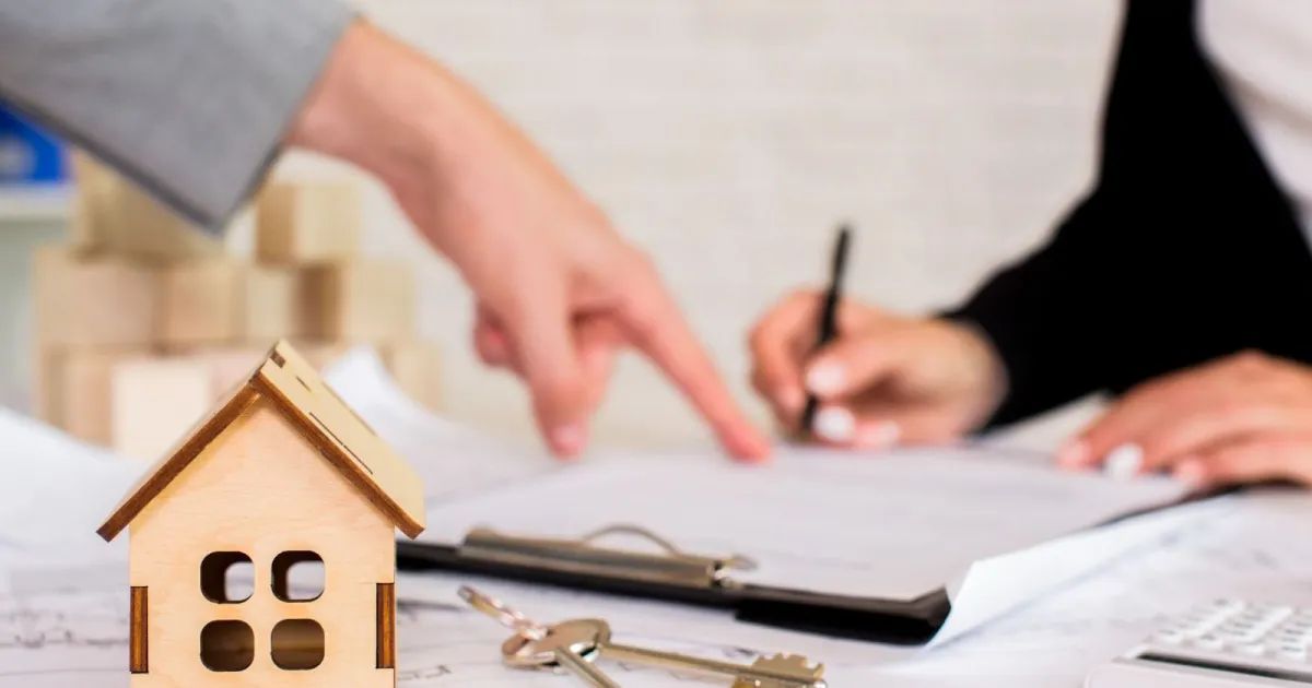 Prédio em construção com andaimes e tapumes