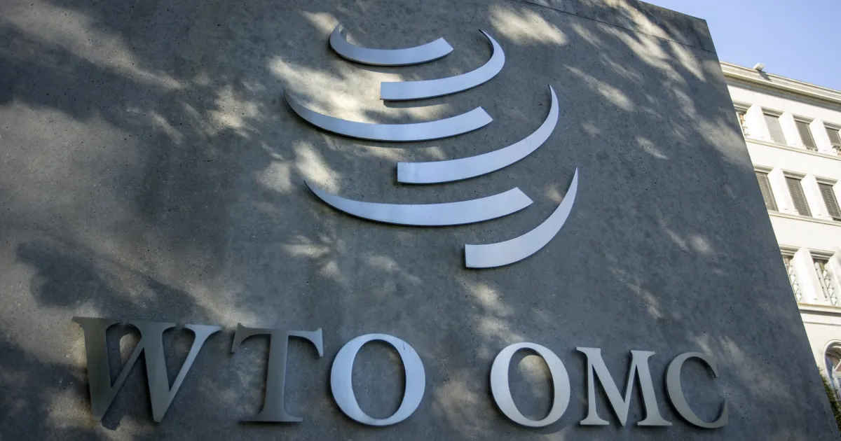 Sede da OMC com bandeiras nacionais