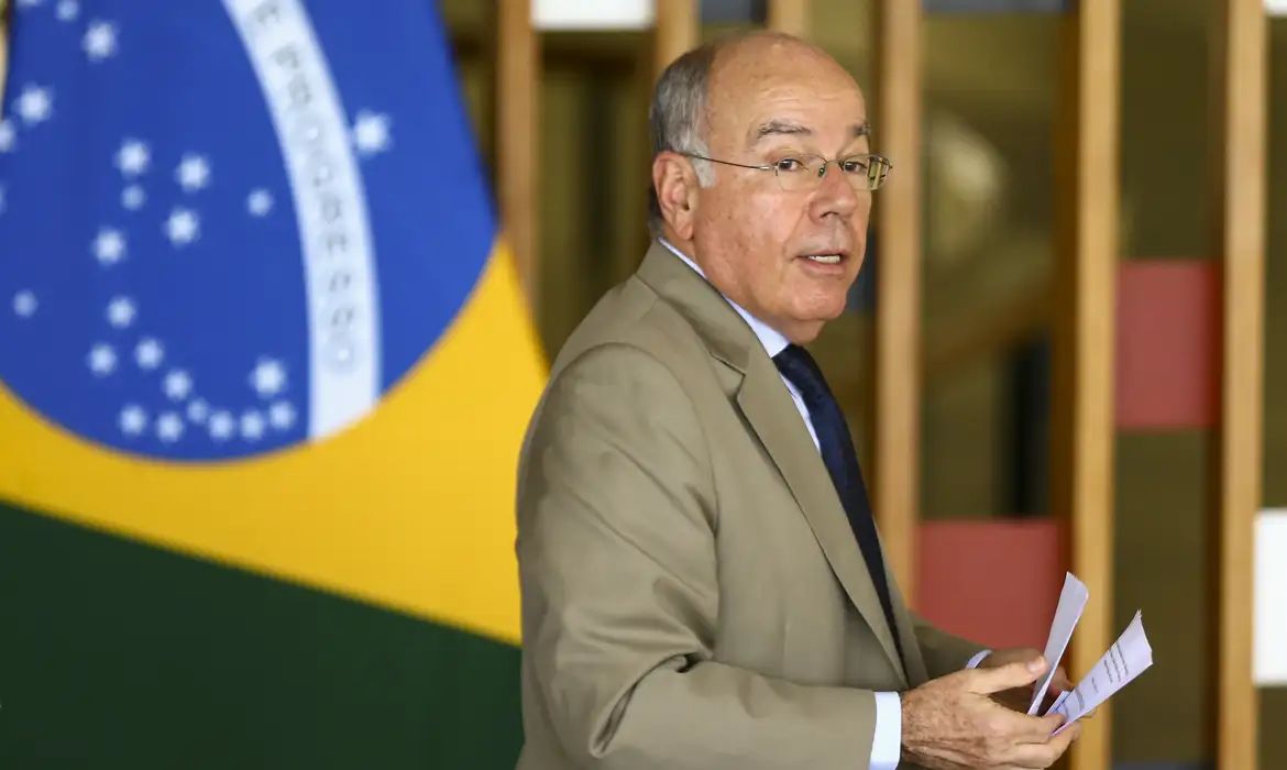 Mauro Vieira cumprimenta representante de Comércio dos EUA durante reunião da OCDE