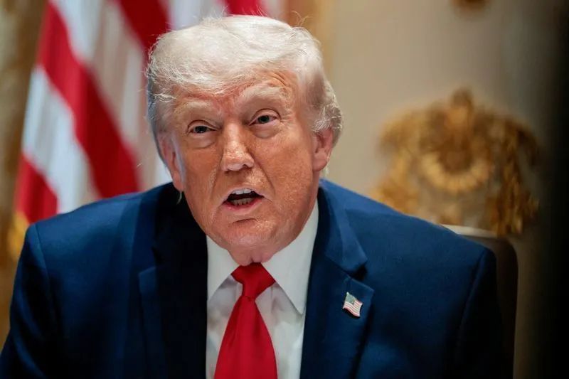 Presidente Donald Trump assinando proclamação