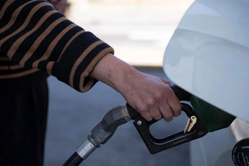 Tanques de combustível em posto de gasolina