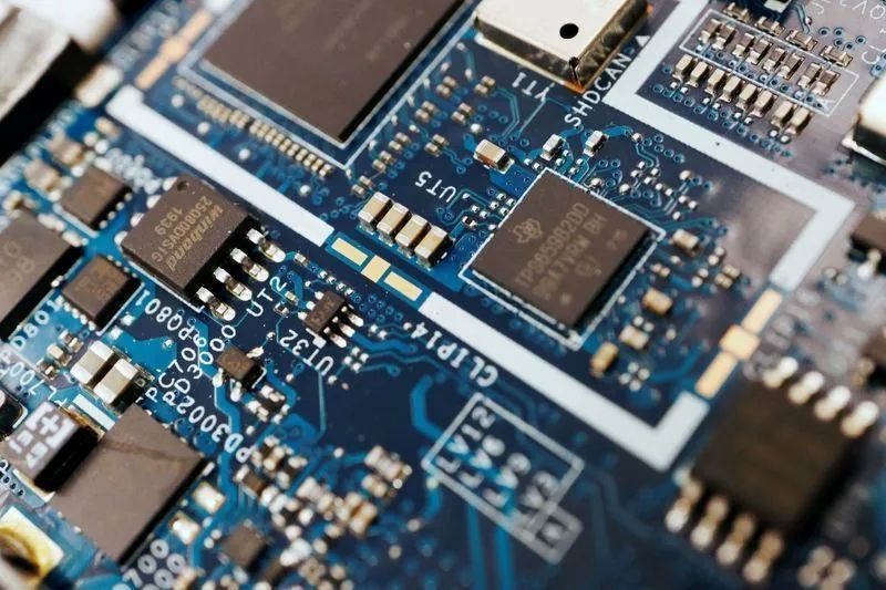 Placa com semicondutores próximos