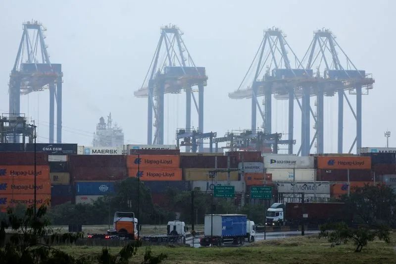 Bandeiras dos Estados Unidos e do Brasil lado a lado