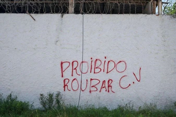 Representação gráfica do PCC e do Comando Vermelho com bandeiras do Brasil e dos EUA