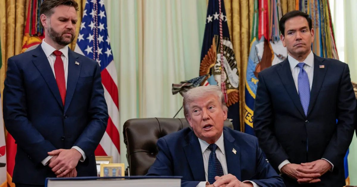 Presidente Donald Trump falando com repórteres