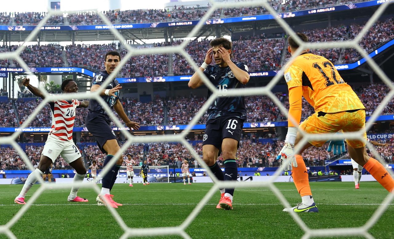 Jogadores dos Estados Unidos comemoram gol contra o Paraguai em Los Angeles