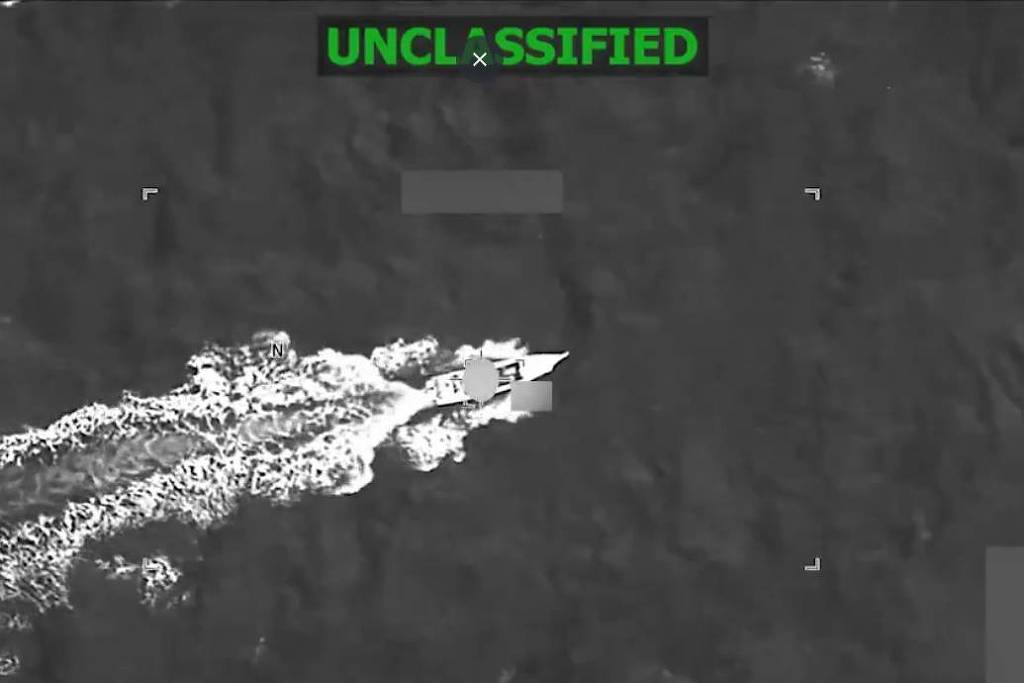 Embarcação no mar do Caribe após ataque militar dos EUA