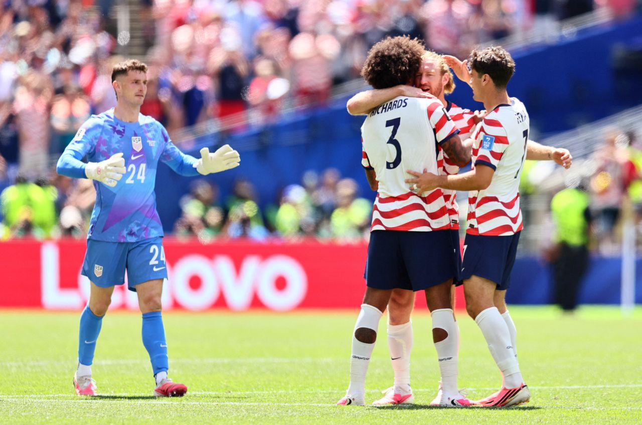 Jogador cobrando pênalti com equipamento de monitoramento