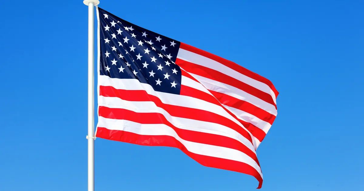 Cidade de Milwaukee com bandeira dos EUA