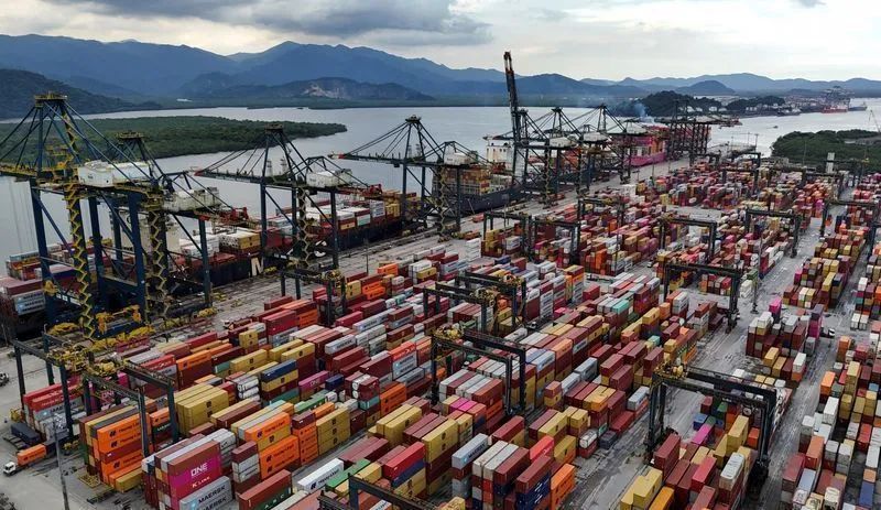 Carregamento de madeira e móveis para exportação