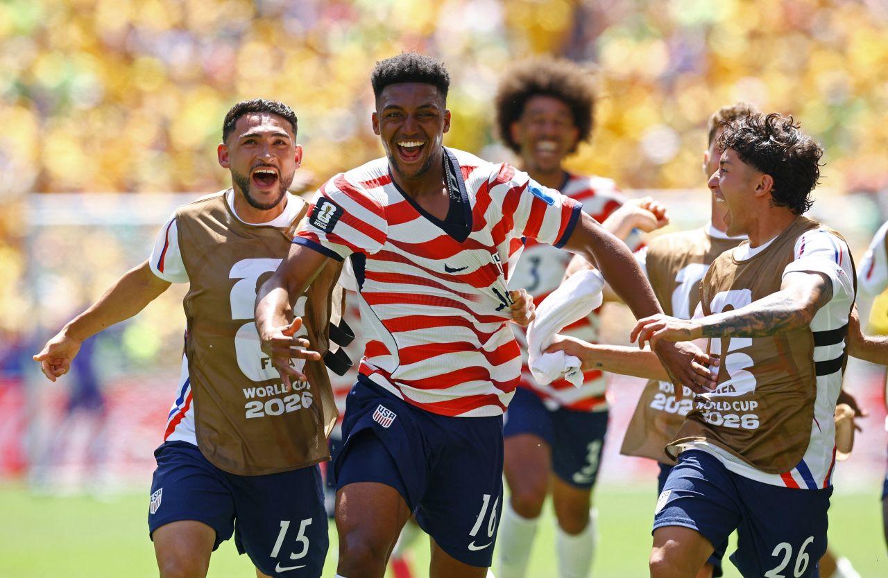 Alex Freeman comemorando gol contra a Austrália