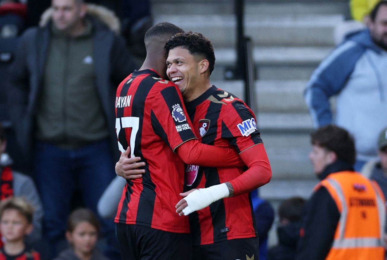 Evanilson comemora gol pelo Bournemouth