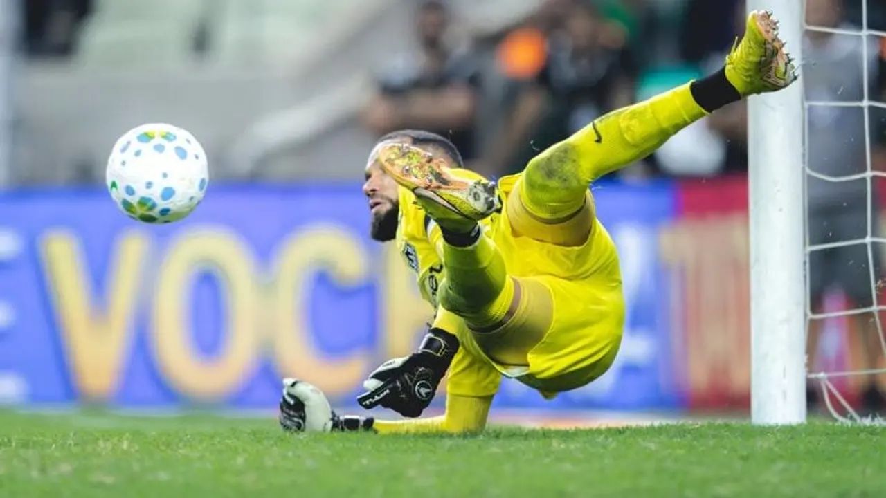 Everson defendendo bola em jogo pelo Atlético-MG