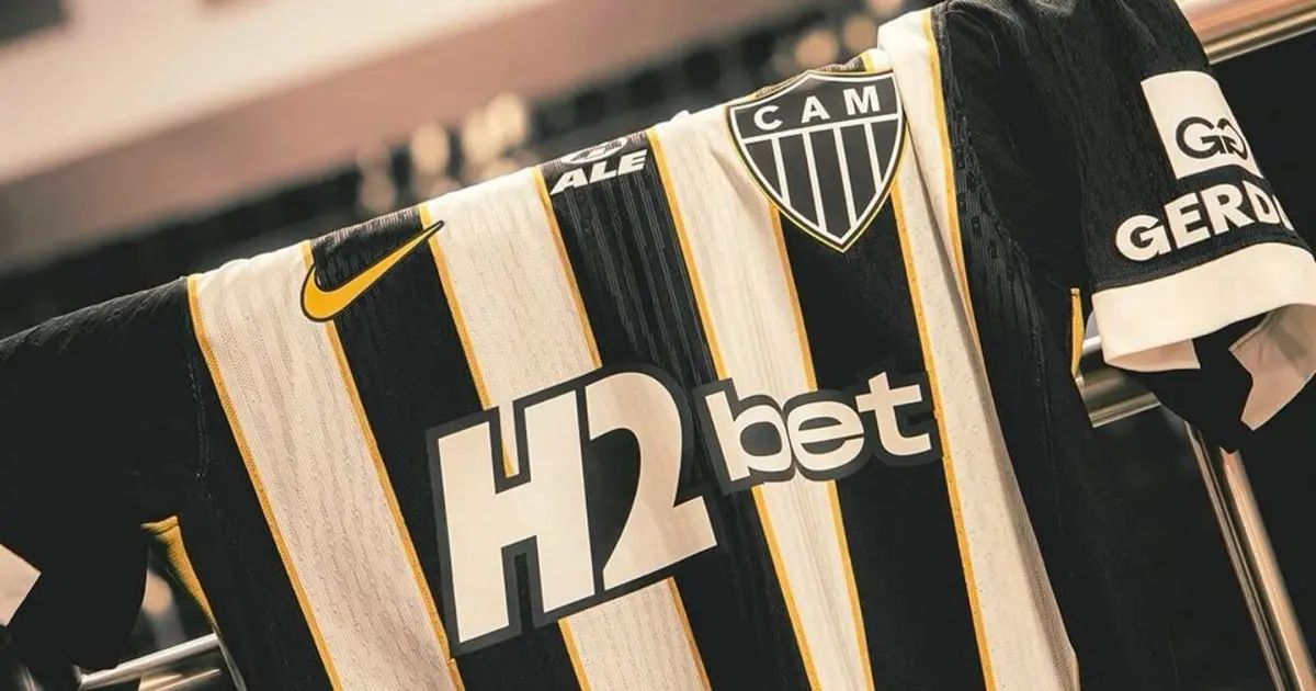 Éverson durante aquecimento no gramado