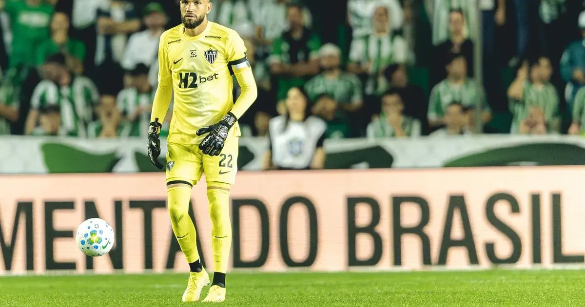 Everson comemorando com companheiros e torcedores no Alfredo Jaconi