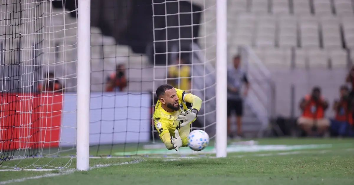 Goleiro Éverson em lance de jogo
