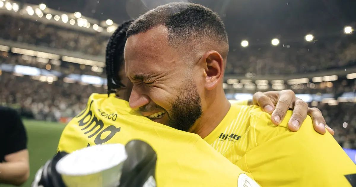 Éverson em ação defendendo bola no Mineirão