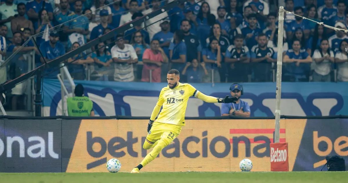 Everson em ação defendendo a bola no gol