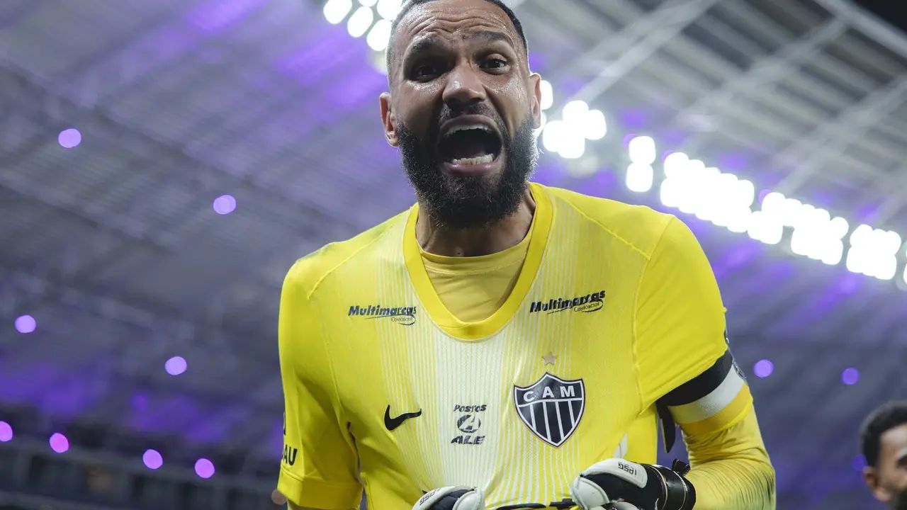 Éverson defendendo a bola pelo Atlético-MG