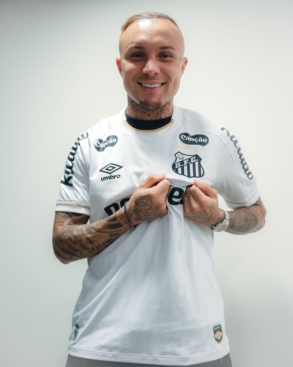Everton Cebolinha com a camisa do Santos