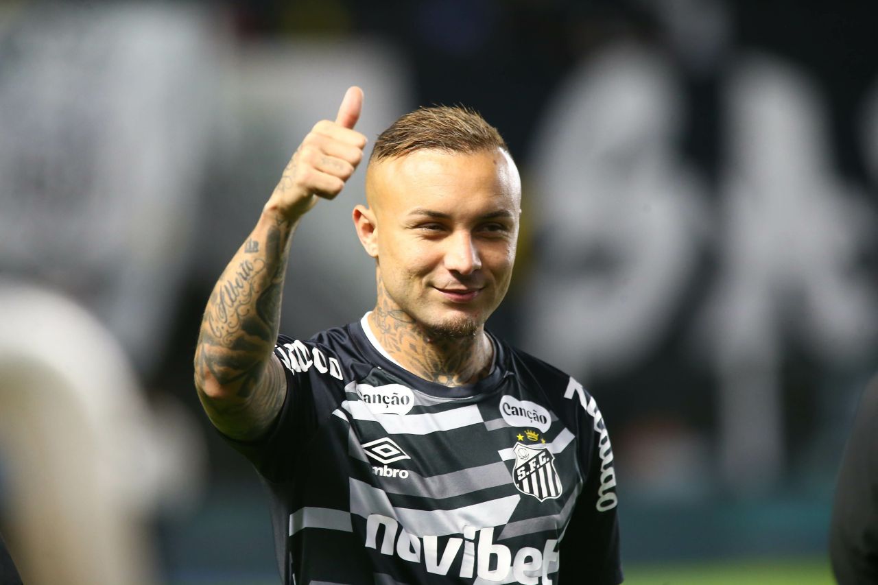 Everton Cebolinha em ação pelo Santos na Vila Belmiro