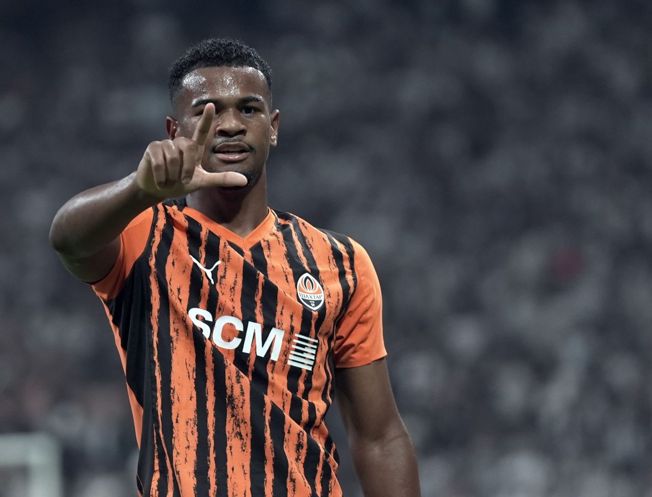 Alisson comemorando gol vestindo a camisa do Shakhtar Donetsk
