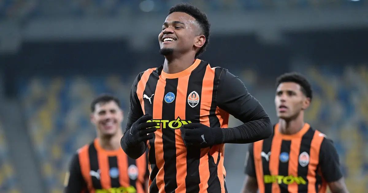 Alisson Santana comemorando gol com o uniforme do Shakhtar Donetsk
