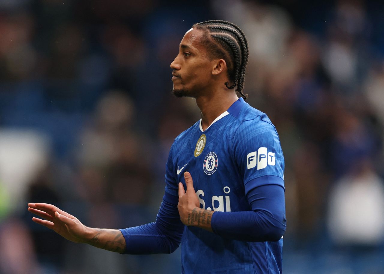 João Pedro comemorando gol pelo Chelsea