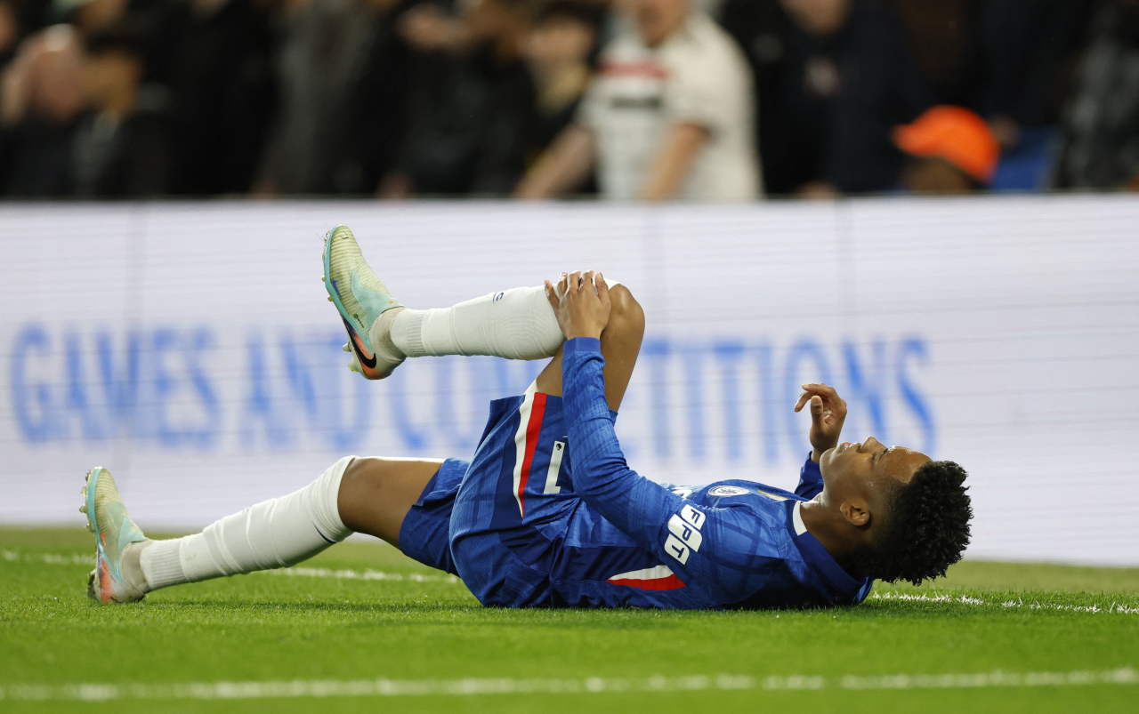 Estêvão deixando o gramado