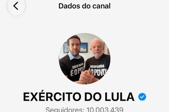 Tela de smartphone com ícone do WhatsApp e lista de contatos